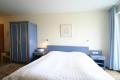 Doppelbett mit Kleidersch...(800x533)