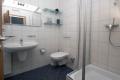 Das Bad mit Dusche und F�...(400x600)