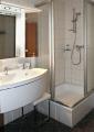 Bad mit Dusche / WC, Hand...(422x600)