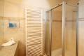Das Bad mit Dusche und WC...(800x533)
