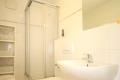 das Bad mit Dusche und WC...(401x600)